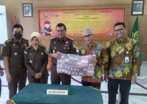 Uang Hasil Lelang Kejari Bandung Diserahkan Ke Bank BJB Syariah