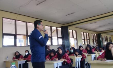 DISKOMINFO SAMPAIKAN PERAN REMAJA DI ERA DIGITAL PADA SISWA SMAN 1 CIKEMBAR