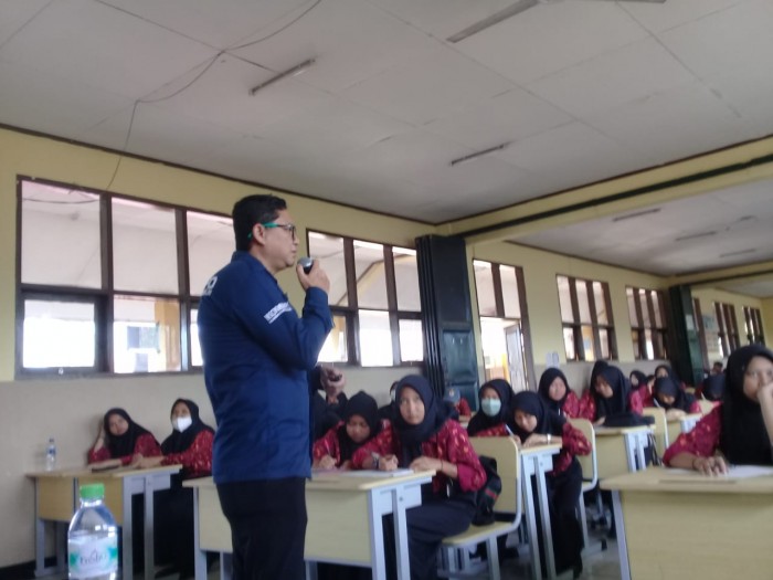 DISKOMINFO SAMPAIKAN PERAN REMAJA DI ERA DIGITAL PADA SISWA SMAN 1 CIKEMBAR