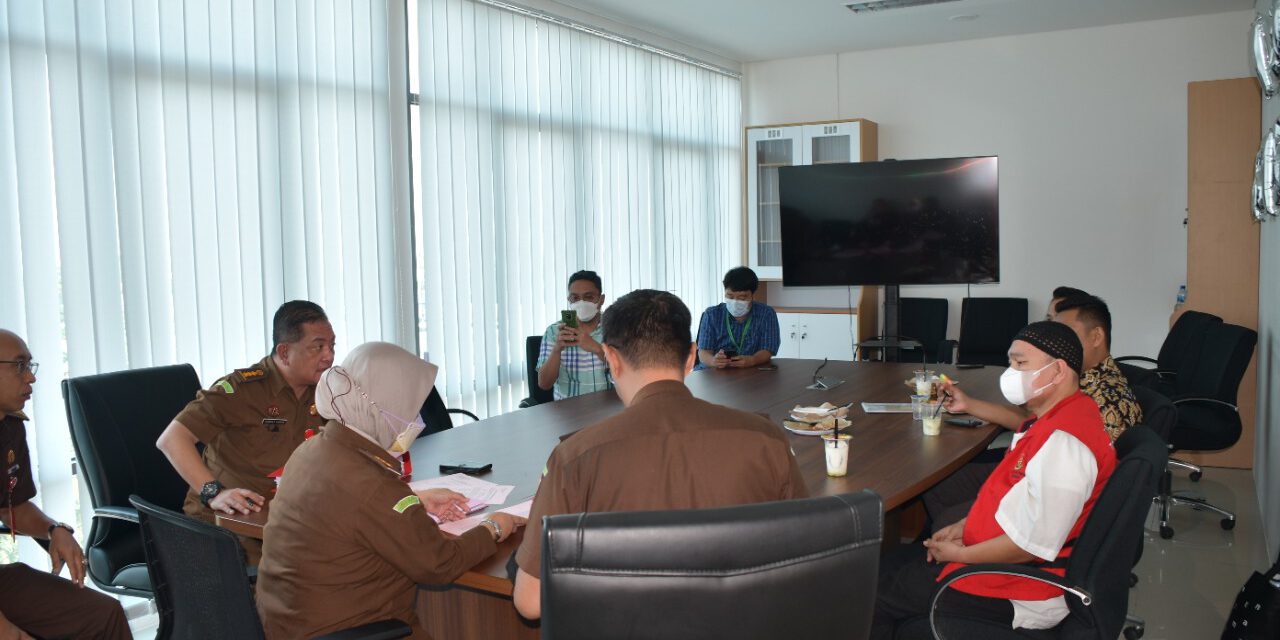 Penyerahan Tersangka dan Barang Bukti dari Jaksa Penyidik Kepada JPU Dugaan Korupsi.