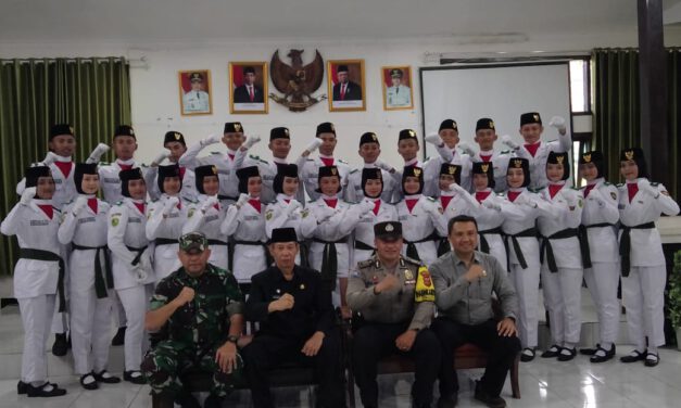 Jelang Upacara Peringatan HUT RI Ke-77,Pulih Lebih Cepat Bangkit Lebih Kuat Camat Ciparay Kukuhkan 27 Paskibraka