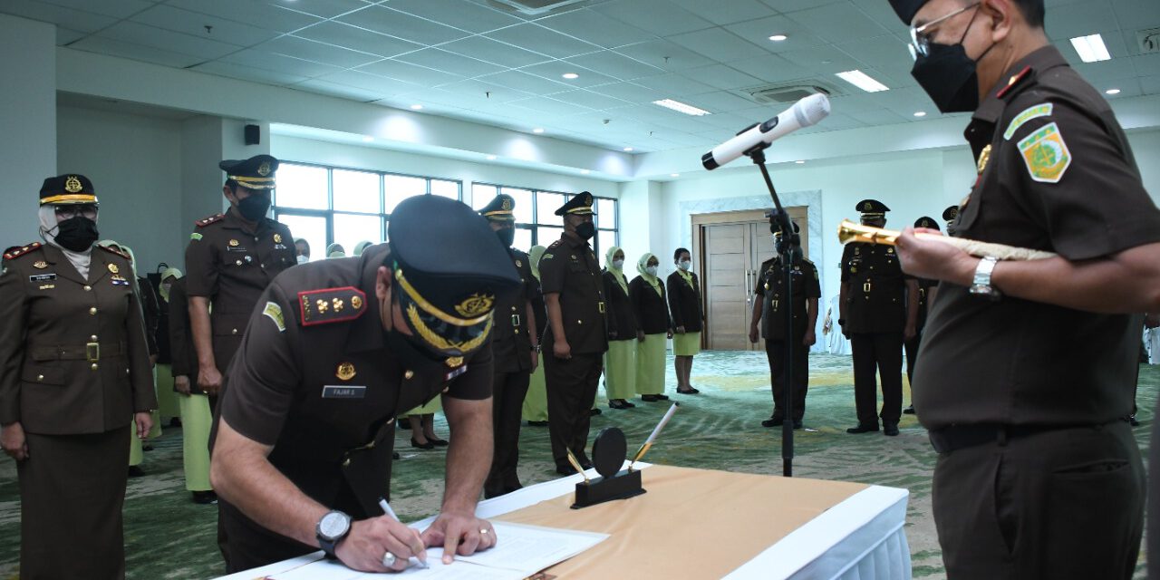 PELANTIKAN DAN SERAH TERIMA JABATAN PEJABAT ESSELON III DI LINGKUNGAN KEJAKSAAN TINGGI JAWA BARAT.