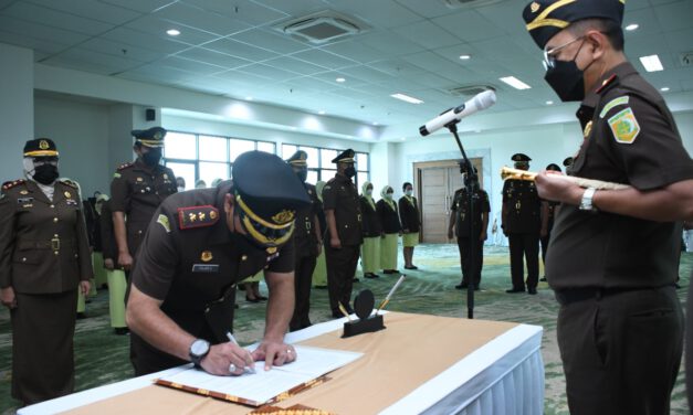 PELANTIKAN DAN SERAH TERIMA JABATAN PEJABAT ESSELON III DI LINGKUNGAN KEJAKSAAN TINGGI JAWA BARAT.