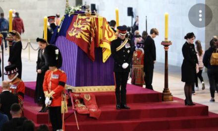 Puluhan ribu pelayat penuhi jalan jelang pemakaman ratu Elizabeth II