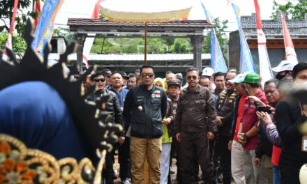 KAJATI JABAR BERSAMA FORKOPIMDA JABAR DAN PERSAJA DAERAH JABAR MENGADAKAN BAKTI SOSIAL DI TASIKMALAYA