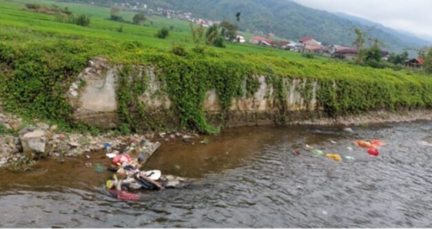 Tumpukan Sampah Timbulkan Bau Busuk Warga Desa Mukai Mengeluh
