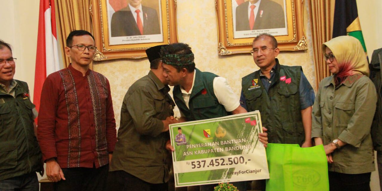 Bupati Bandung Temui Bupati Cianjur. Serahkan Donasi Untuk Korban Gempa Bu
