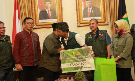 Bupati Bandung Temui Bupati Cianjur. Serahkan Donasi Untuk Korban Gempa Bu