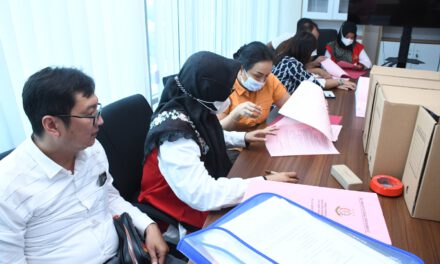 EMPAT TERSANGKA KORUPSI DANA BOS KEMENAG JABAR 22 MILIAR DILIMPAHKAN PENYIDIK KEJATI JABAR KEPADA JAKSA PENUNTUT UMUM