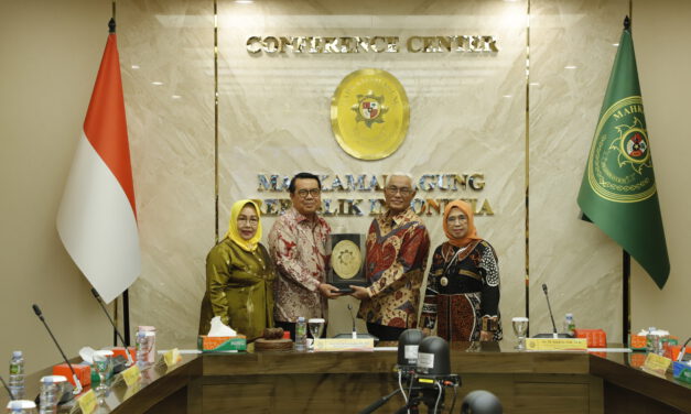KETUA MAHKAMAH AGUNG MELEPAS KETUA KAMAR PENGAWASAN