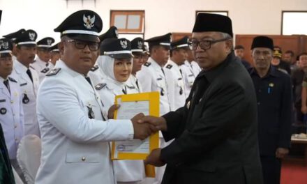 70 KEPALA DESA DARI 38 KECAMATAN SERENTAK D LANTIK BUPATI KABUPATEN SUKABUMI