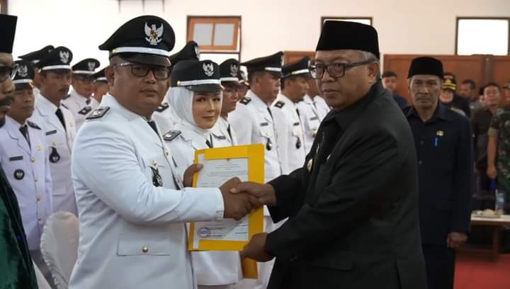 70 KEPALA DESA DARI 38 KECAMATAN SERENTAK D LANTIK BUPATI KABUPATEN SUKABUMI