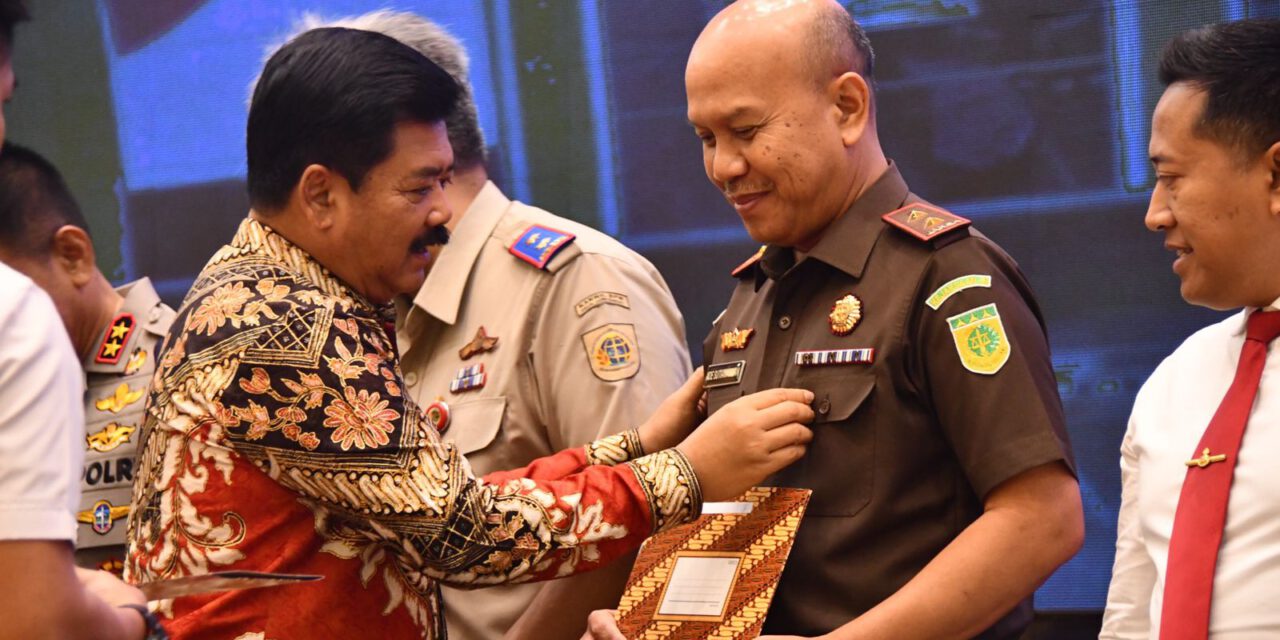 Kajati Jabar Menerima Penghargaan Pin Emas Dari Menteri Agraria Dan Tata Ruang Atau Badan Pertanahan Nasional