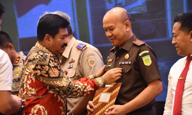 Kajati Jabar Menerima Penghargaan Pin Emas Dari Menteri Agraria Dan Tata Ruang Atau Badan Pertanahan Nasional
