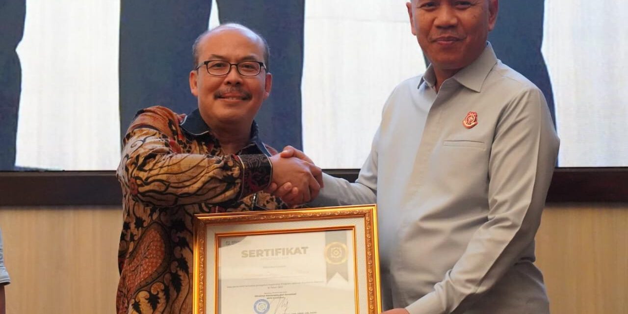 KEJATI JABAR DAN 25 KEJAKSAAN NEGERI DI JAWA BARAT TERIMA PENGHARGAAN DARI BPJS