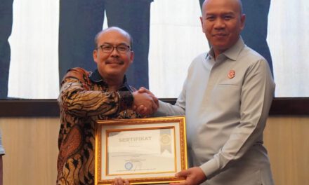 KEJATI JABAR DAN 25 KEJAKSAAN NEGERI DI JAWA BARAT TERIMA PENGHARGAAN DARI BPJS