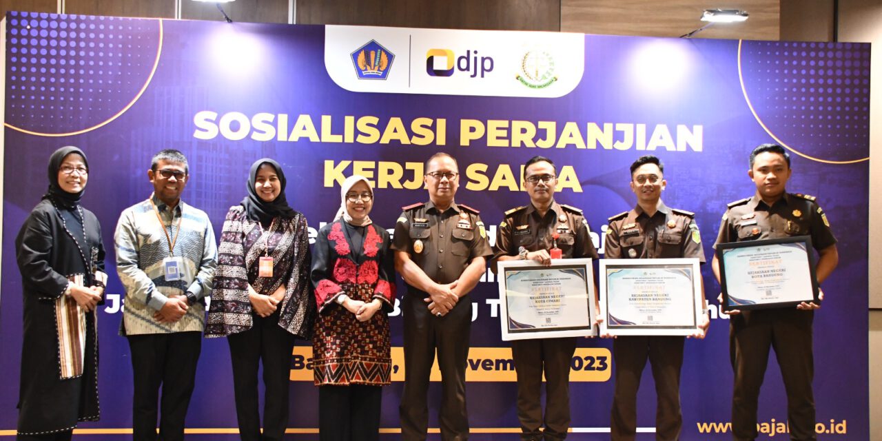 KEJATI JABAR DAN 3 KEJARI MENERIMA PENGHARGAAN DARI DIREKTORAT JENDERAL PAJAK ATAS KINERJA PENANGANAN PERKARA PERPAJAKAN