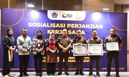 KEJATI JABAR DAN 3 KEJARI MENERIMA PENGHARGAAN DARI DIREKTORAT JENDERAL PAJAK ATAS KINERJA PENANGANAN PERKARA PERPAJAKAN