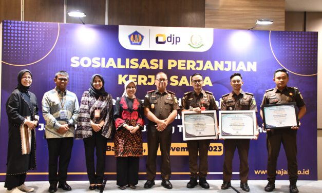KEJATI JABAR DAN 3 KEJARI MENERIMA PENGHARGAAN DARI DIREKTORAT JENDERAL PAJAK ATAS KINERJA PENANGANAN PERKARA PERPAJAKAN