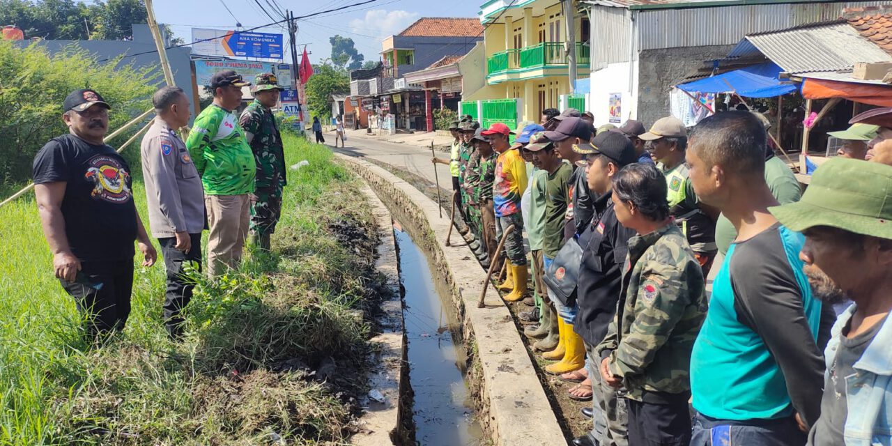Bersihkan Saluran Air, Babinsa Desa Sumbersari Koramil 2408 Ciparay Gotong Royong Bersama Warga