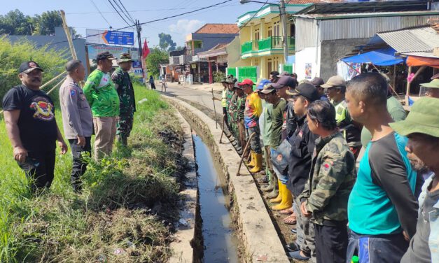 Bersihkan Saluran Air, Babinsa Desa Sumbersari Koramil 2408 Ciparay Gotong Royong Bersama Warga