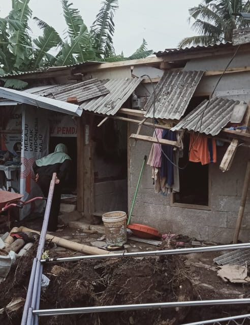 Angin Puting Beliung Sapu Di Dua Desa Wilayah Ciparay Sejumlah Rumah Ruksak Dan Pohon Tumbang