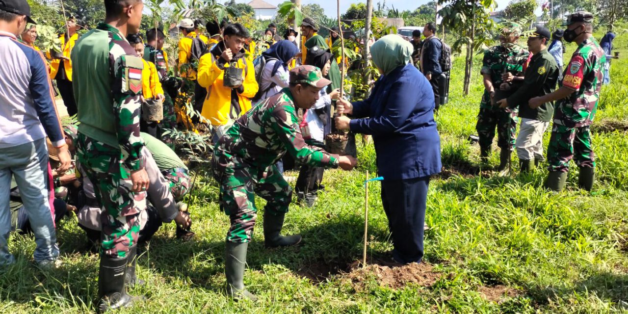 Danramil 2408 Ciparay Baleendah Lakukan Gerakan Penanaman Pohon Di Wilayah Jelekong Baleendah