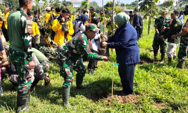 Danramil 2408 Ciparay Baleendah Lakukan Gerakan Penanaman Pohon Di Wilayah Jelekong Baleendah