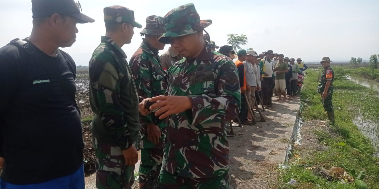 Koramil 2408 Ciparay – Baleendah Kodim 0624 Kab Bandung Bersihkan Parit Saluran Air Pesawahan