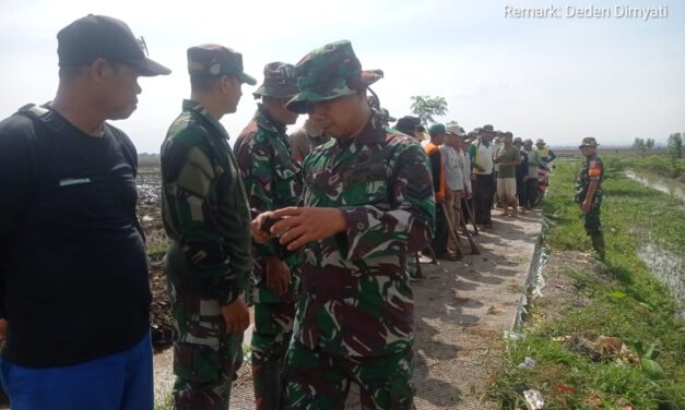 Koramil 2408 Ciparay – Baleendah Kodim 0624 Kab Bandung Bersihkan Parit Saluran Air Pesawahan
