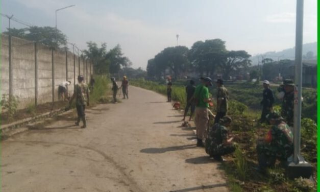 Koramil 2408 Ciparay – Baleendah Giat Karbak Bersihkan Parit Saluran Air Sepanjang Jalan Desa Malakasari