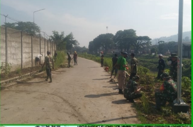 Koramil 2408 Ciparay – Baleendah Giat Karbak Bersihkan Parit Saluran Air Sepanjang Jalan Desa Malakasari