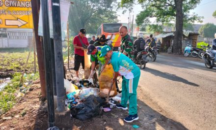 Koramil 2408 Ciparay Baleendah Bersama Tiga Pilar Dan Elemen Masyarakat Bersihkan Sampah Diruas Jalan Raya Laswi