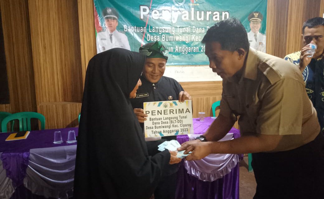 Pemdes Bumiwangi Salurkan BLT- DD Tahun Anggaran 2023 Bagi 50 KPM Dihadiri Camat Ciparay
