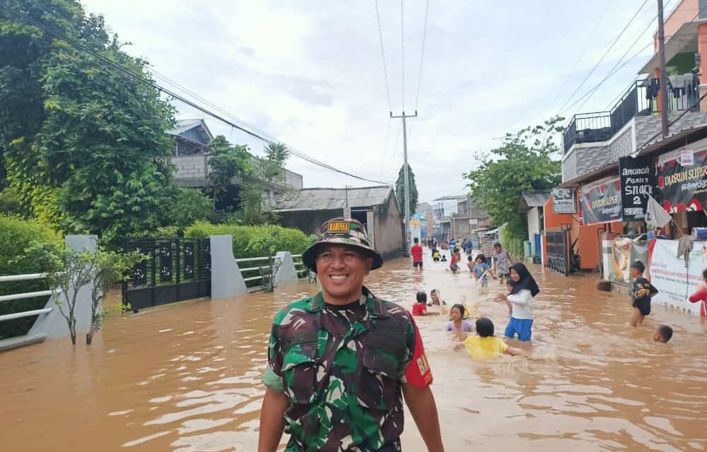 Koramil 2408 Ciparay Pantau Lokasi Banjir Tak Terhentii Diguyur hujan Daerah Sapan