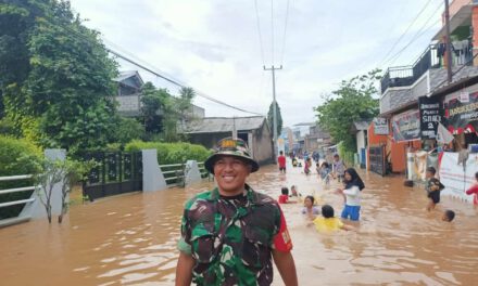 Koramil 2408 Ciparay Pantau Lokasi Banjir Tak Terhentii Diguyur hujan Daerah Sapan
