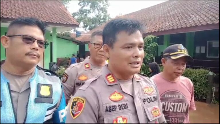 Polsek Solokanjeruk Cepat Tanggap Bantu SDN Gamblang Terdampak Bencana Banjir