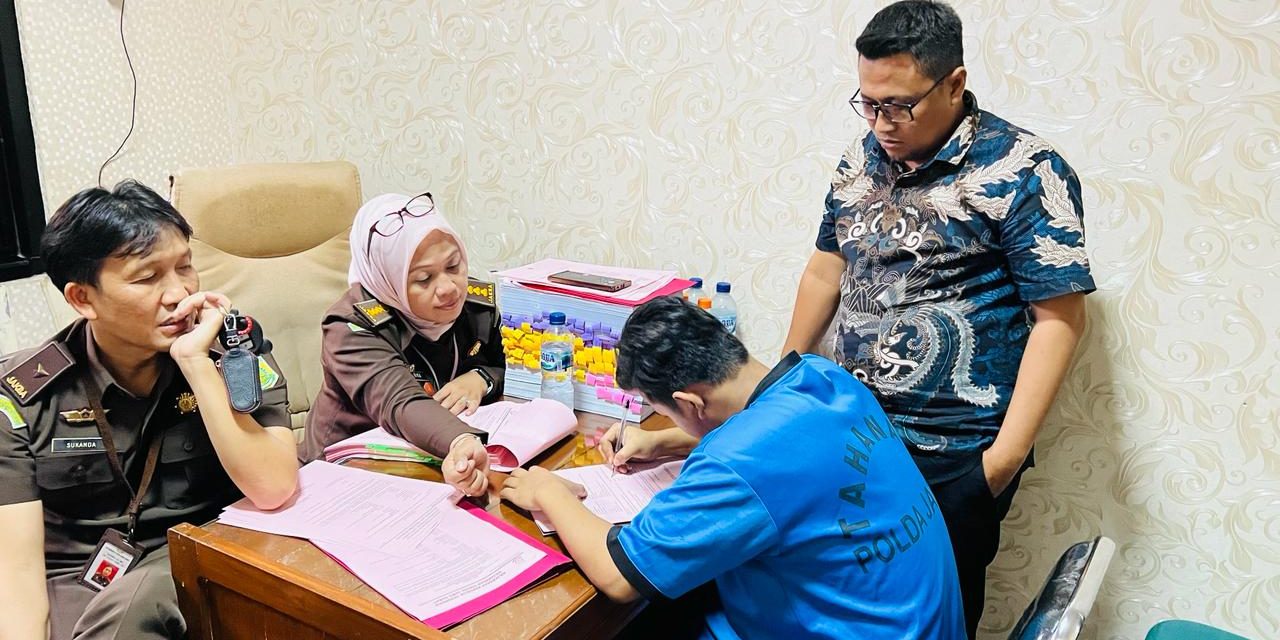 PENYERAHAN TERSANGKA DAN BARANG BUKTI PERKARA PEMBUNUHAN IBU DAN ANAK DI SUBANG