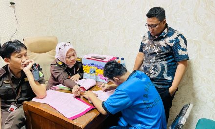 PENYERAHAN TERSANGKA DAN BARANG BUKTI PERKARA PEMBUNUHAN IBU DAN ANAK DI SUBANG