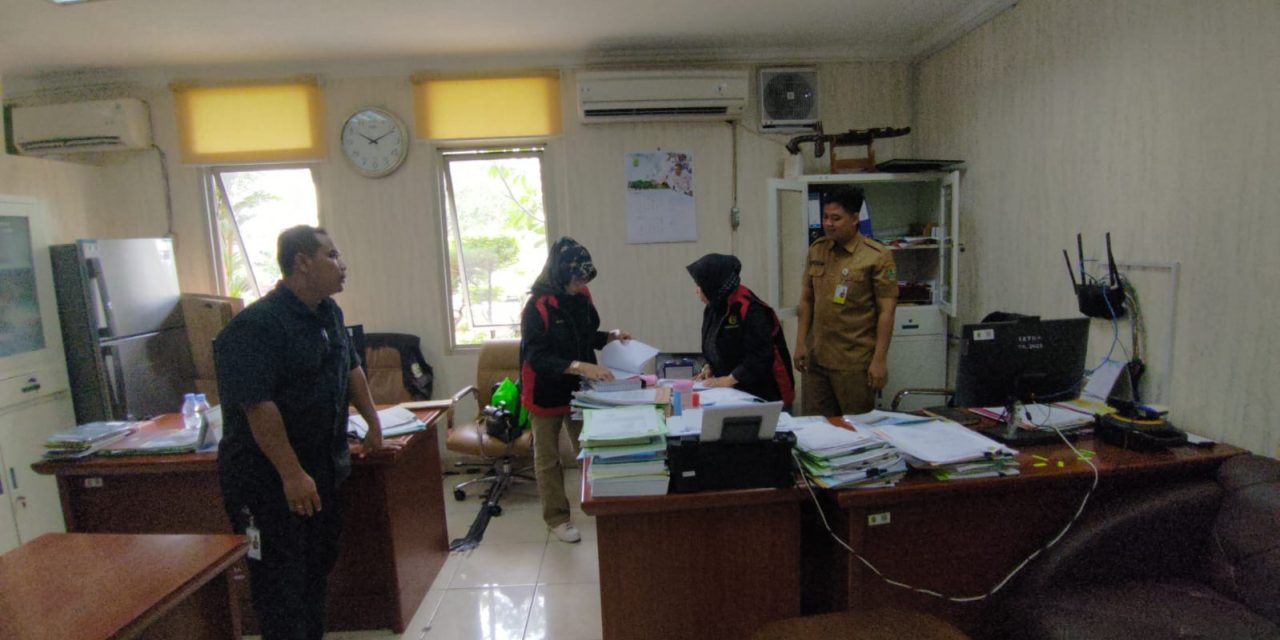 TIM PENYIDIK KEJATI JABAR GELEDAH PEMKAB KARAWANG