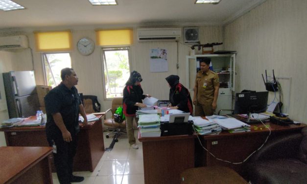 TIM PENYIDIK KEJATI JABAR GELEDAH PEMKAB KARAWANG
