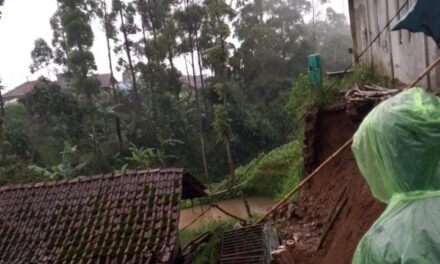 Hujan Deras Terjang TPT Kantor Desa Girimulya Ambruk