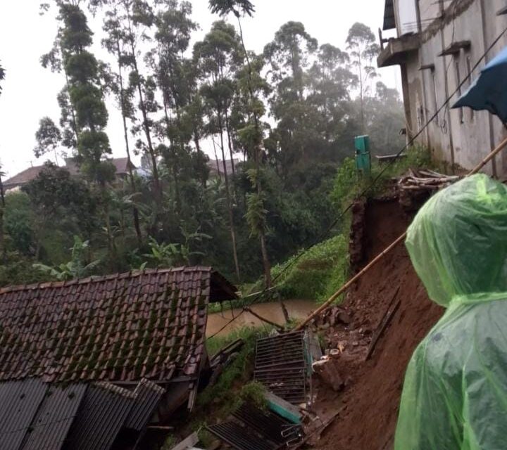 Hujan Deras Terjang TPT Kantor Desa Girimulya Ambruk