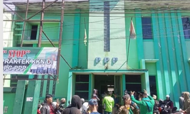 PENGUNJUK RASA KEPUNG KANTOR DPC PPP KABUPATEN SUKABUMI TUNTUT KETUA MUNDUR