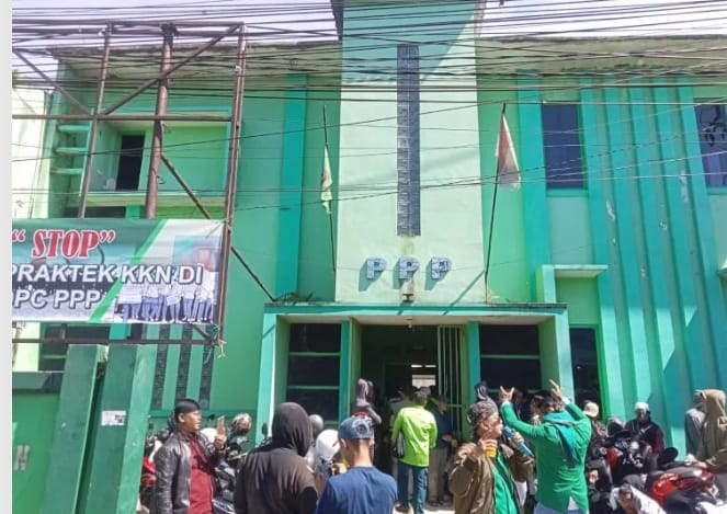 PENGUNJUK RASA KEPUNG KANTOR DPC PPP KABUPATEN SUKABUMI TUNTUT KETUA MUNDUR