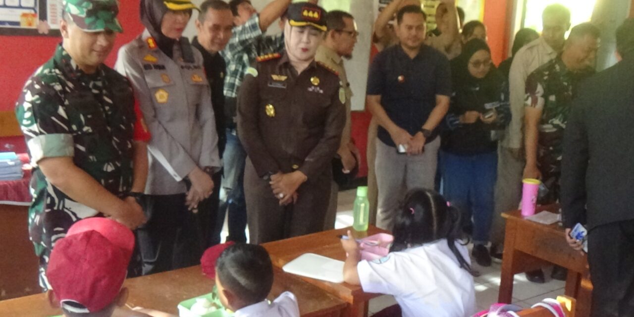“Penjabat Walikota Pantau Penyaluran Makan Bergizi Gratis Untuk Siswa Sekolah  Kecamatan Cibeureum Kota Sukabumi”