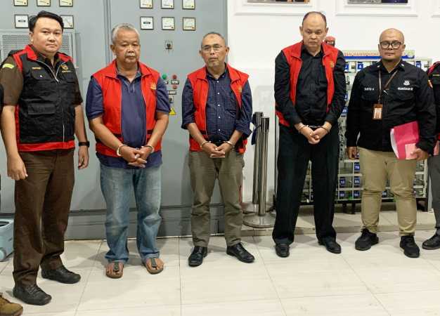 Tim Penyidik Kejati Jabar Tahan 4 Tersangka Dugaan Perkara Tipikor Dana Hibah Dari Pemkot  Bandung