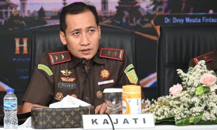 Kajati Menerapkan Pola Hidup Sederhana